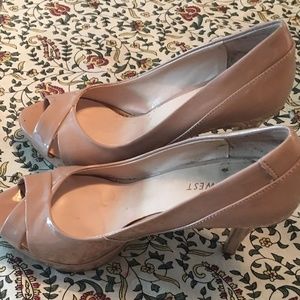 NUDE PEEP TOE PUMPS
